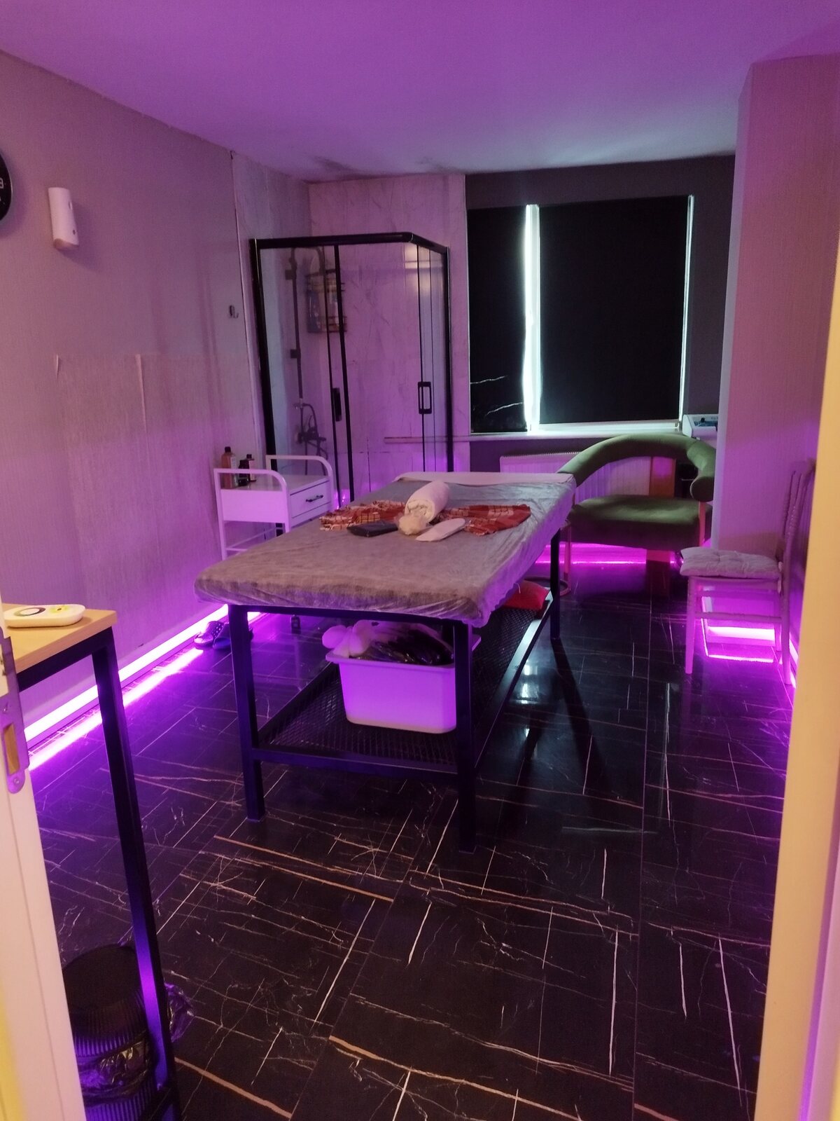 Lavinya Spa renkli ışıklarla hazırlanan masaj odası
